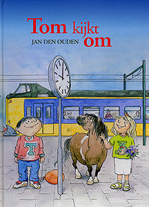Tom kijkt om