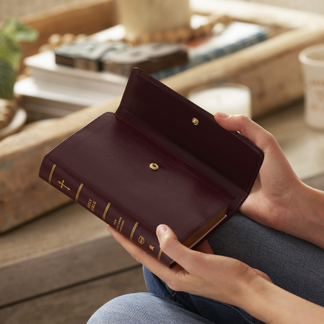NKJV Compact Reference Bible Paragraph Style