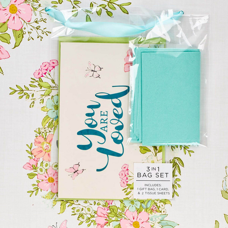 Gift bag You are loved groot roze bloemenkrans