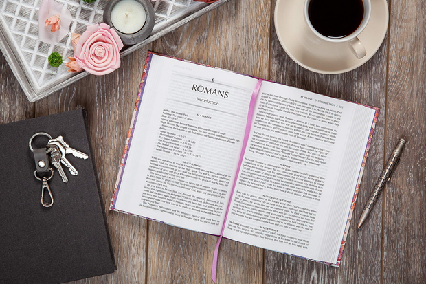 The Passion Translation New Testament + Psalmen, Spreuken, Hooglied 2020 editie pioenrozen