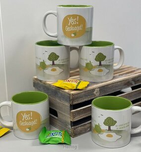Mok Yes geslaagd appeltje, eitje Mok Yes geslaagd appeltje, eitje