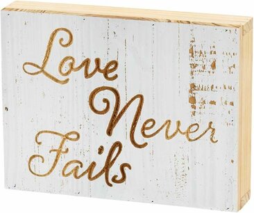 Tabletop plaque 'Love never fails' 15x20cm 